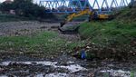 Jorok! Sampah Menumpuk di Sungai Citarum Lama