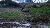 Pihaknya pun akan menggandeng BBWS untuk melakukan pengerukan sampah yang ada di aliran sungai tersebut.