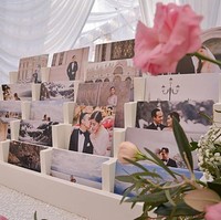 Foto-foto kemesraan Chryseis Tan dan Faliq saat menjalani sesi foto prewedding juga menghiasi area pesta pernikahan. Chryseis sebelumnya juga memamerkan salah satu foto preweddingnya tersebut ke akun Instagramnya. One more sleep ? to #chrysfaliqeverafter,” tulisnya pada Kamis (1/2/2018). Foto: Dok. Instagram Ivan Mario (Axioo), YSA Events, Chryseis Tan