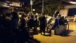Potret Warga yang Kebanjiran di Bawah Flyover Rawajati