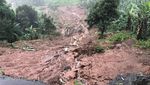 Foto: Longsor di Jalur Puncak yang Bikin Aspal Jalan Menggantung