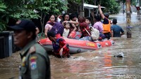 Sejumlah warga Gang Buntu, Pasar Minggu, Jakarta, Senin (5/2/2018) menumpang di perahu karet saat banjir menerjang kawasan tersebut.