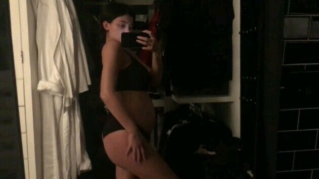 Ketika Kylie berpose seksi mengenakan underwear hitam yang memperlihatkan perut besarnya. Foto: screenshot Youtube