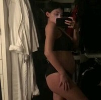 Ketika Kylie berpose seksi mengenakan underwear hitam yang memperlihatkan perut besarnya. Foto: screenshot Youtube