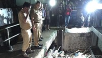 Anies Baswedan kembali memantau Pintu Air Manggarai, Jakarta Selatan. Dia mengamati tinggi muka air yang terus naik.Foto: Gusti Ramadhan/detikcom