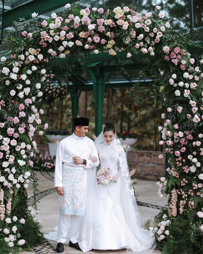 Chryseis Tan dan Faliq Nasimuddin saling jatuh cinta saat sama-sama menuntut ilmu di sebuah sekolah internasional. Keduanya bertunangan pada 2 Juli 2017. Foto: Dok. Instagram Ivan Mario (Axioo), YSA Events, Chryseis Tan