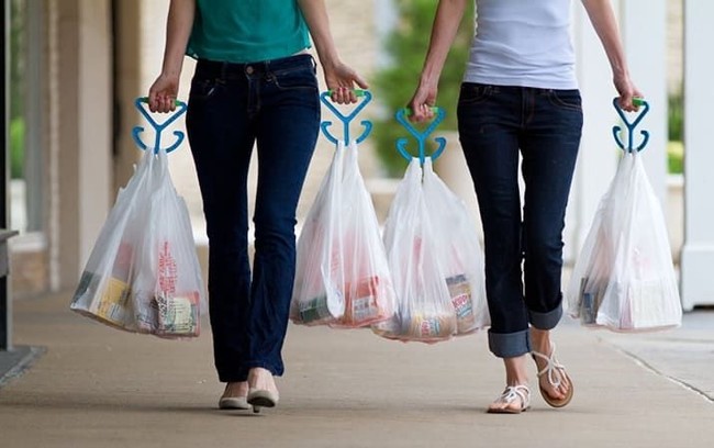 Sering kesulitan bawa barang belanjaan? Grocery bag handles ini memudahkan Anda memborong beberapa kantung belanja sekaligus tanpa kerepotan. Item ini dijual di situs belanja Amazon seharga $9.99 atau Rp 130 ribuan. Foto: Amazon