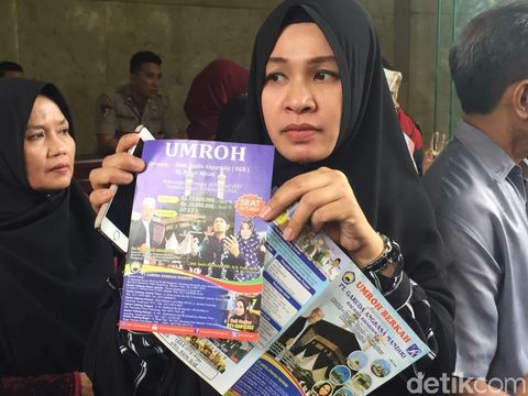 Jemaah umrah korban PT GAM menunjukkan brosur promo yang di dalamnya terdapat foto Ustaz Guntur Bumi dan Puput Melati