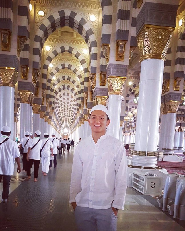 Sosok yang kembali membuat netizen meleleh adalah pembalap F1 Rio Haryanto. Saat ia umroh, foto-fotonya jadi viral karena penampilannya yang membuat netizen terpesona. Foto: Instagram