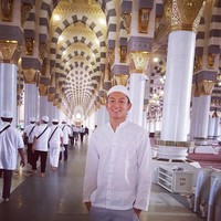 Sosok yang kembali membuat netizen meleleh adalah pembalap F1 Rio Haryanto. Saat ia umroh, foto-fotonya jadi viral karena penampilannya yang membuat netizen terpesona. Foto: Instagram