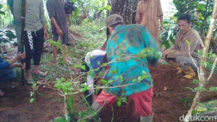Akibat Tanah Bergerak, Sejumlah Makam di Banjarnegara Dipindah
