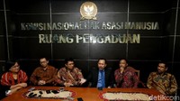 Hadir dalam acara tersebut Ketua Komnas HAM Ahmad Taufan Damanik bersama Sandrayati Moniaga, Beka Ulung Hapsara, Munafrizal Manan, Chairul Anam dan Amiruddin Al Rahab.