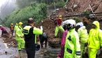 Foto: Longsor di Jalur Puncak yang Bikin Aspal Jalan Menggantung