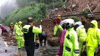 Longsor terjadi sekitar pukul 08.00 WIB pagi tadi. Di kawasan ini, hujan mengguyur sejak pukul 02.00 WIB dini hari.  (Foto: Dok. Polres Bogor)