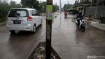 Hanya di Bekasi, Tiang Listrik Berdiri di Tengah Jalan