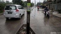 Tiang listrik tersebut selain mengganggu pengendara yang melintas juga membahayakan bagi pengguna jalan.