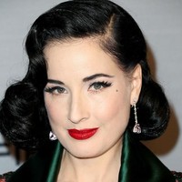 Aku menikahi pria yang tidak ingin jadi ayah. Dia saja kesulitan mengurus dirinya sendiri apalagi punya anak. Jadi aku mengubah pandanganku, beradaptasi dengan pikiran: Tidak masalah kalau tak punya anak. Sekarang aku hanya ingin menhalani hidup dan melihat apa yang akan terjadi ke depannya. Aku tidak akan jadi orang yang tak merasa utuh jka tidak punya anak. Semua akan berjalan dengan seharusnya, ucap Dita von Teese. Foto: Getty Images