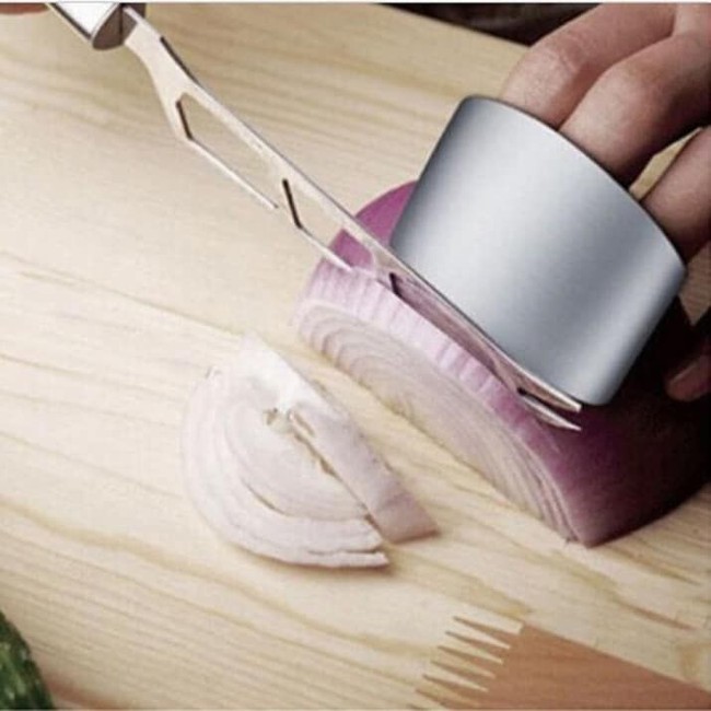 Sering melukai tangan sendiri saat memotong sayuran? Finger protector ini bisa melindungi Anda yang sering ceroboh ketika memasak. Banyak ibu rumah tangga yang merasa sangat terbantu dengan item Rp 94 ribu ini. Foto: Amazon