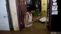 Sementara itu, Ketua RW 02, Juanda, menjelaskan ada 450 jiwa dari 5 RT di RW 02 yang terdampak banjir.