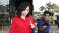 Esther bergegas meninggalkan gedung KPK.