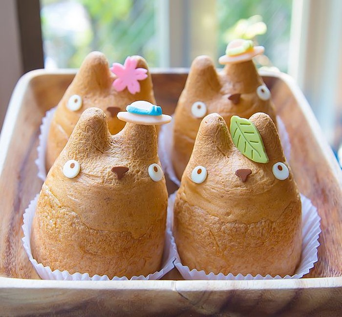 Cream puff berbentuk Totoro. Isiannya cokelat dengan tekstur puff pastry yang agak renyah. Aduh, lucunya! Foto: Istimewa