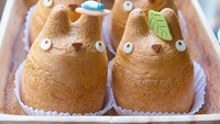 Cream puff berbentuk Totoro. Isiannya cokelat dengan tekstur puff pastry yang agak renyah. Aduh, lucunya! Foto: Istimewa
