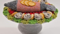 Bukan hanya wol, kadang Smith membuat rajutan dengan kawat, gumpalan kapas, dan alat bantu lainnya. Ini agar hasil rajutan persis asli seperti Fish Platter buatannya. Foto: Trevor Smith dan Michael Reid Sydney