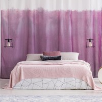 Gorden warna pastel akan memberi kesan lebih cerah dan stylish pada ruangan kamar yang didominasi palet putih atau pucat. Foto: Thinkstock