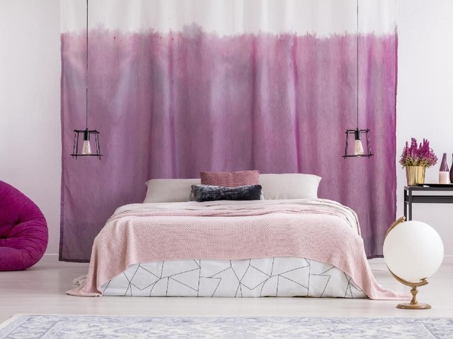 Gorden warna pastel akan memberi kesan lebih cerah dan stylish pada ruangan kamar yang didominasi palet putih atau pucat. Foto: Thinkstock