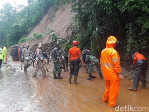 Longsor di Riung Gunung Puncak Dievakuasi, Jalan Masih Ditutup