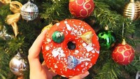 Saat Natal lalu, toko donat ini merilis produk seasonal bertema natal. Donat berglasur warna merah ini diberi taburan icing dan gula halus sebagai efek salju dan dihias dengan berbagai ornamen khas Natal. Foto: instagram @doughnuttime_uk