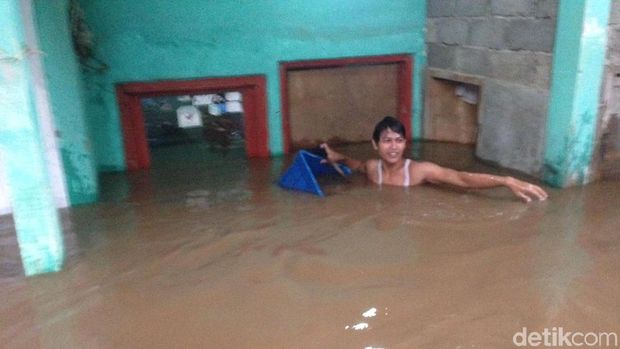  Banjir merendam permukiman di Kampung Arus RT 10/RW 02, Cawang, Jakarta Timur, Senin (5/2/2018)