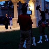 Melania memadukan jaket tersebut dengan skinny jeans putih J Brand dan sepasang heels biru metalik Christian Louboutin yang memberikan sentuhan elegan. (Foto: Reuters)