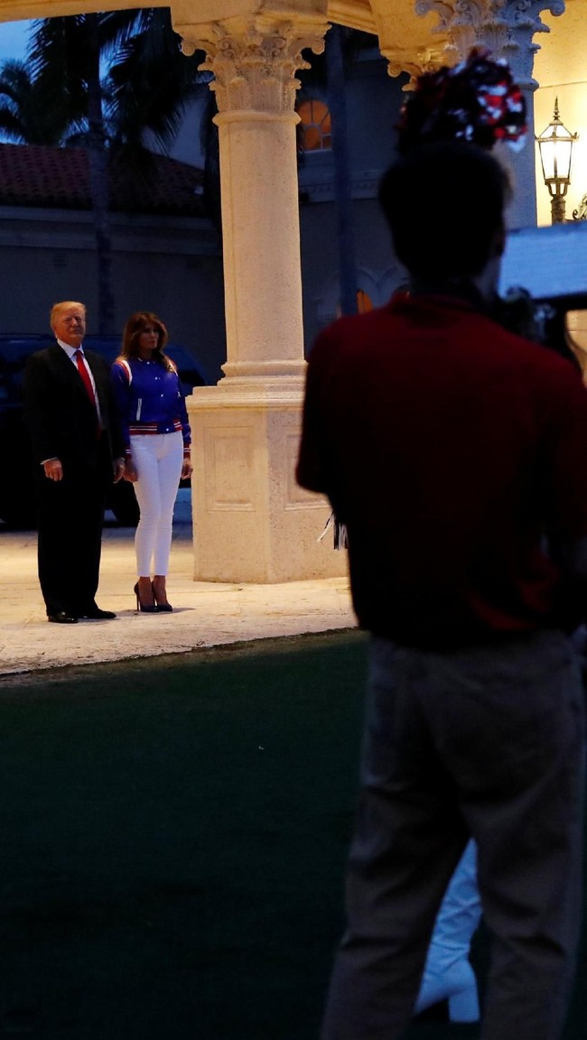Melania memadukan jaket tersebut dengan skinny jeans putih J Brand dan sepasang heels biru metalik Christian Louboutin yang memberikan sentuhan elegan. (Foto: Reuters)