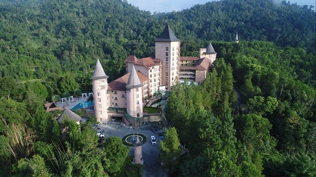 Seperti inilah pemandangan dari atas resort The Chateau, yang menjadi lokasi pernikahan Chryseis Tan dan Faliq Nasimuddin. Penginapan yang berada di atas bukit ini merupakan milik Chryseis Tan. Resort tersebut adalah resost organic spa dan wellnes pertama di dunia. Foto: Dok. Instagram Ivan Mario (Axioo), YSA Events, Chryseis Tan