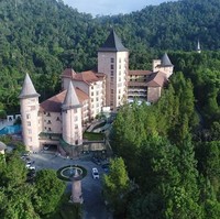 Seperti inilah pemandangan dari atas resort The Chateau, yang menjadi lokasi pernikahan Chryseis Tan dan Faliq Nasimuddin. Penginapan yang berada di atas bukit ini merupakan milik Chryseis Tan. Resort tersebut adalah resost organic spa dan wellnes pertama di dunia. Foto: Dok. Instagram Ivan Mario (Axioo), YSA Events, Chryseis Tan