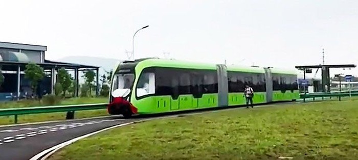 Presiden Korea Utara Kim Jong Un baru saja menjajal kereta tanpa rel atau yang disebut dengan trem di Korea Utara. China sudah punya sebelumnya.