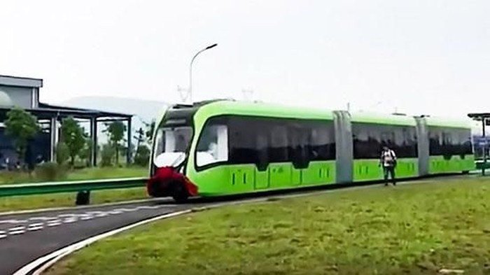 Presiden Korea Utara Kim Jong Un baru saja menjajal kereta tanpa rel atau yang disebut dengan trem di Korea Utara. China sudah punya sebelumnya.