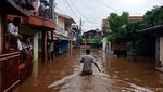 Foto: Saat Petugas Damkar Evakuasi Korban Banjir di Rawajati Jaksel