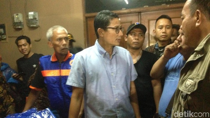Sandiaga Tinjau Lokasi Banjir di Kampung Arus Jaktim