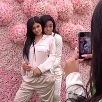 Semua tamu mengenakan piama satin keluaran brand Corey Lynn Calter seharga USD 356 atau sekitar Rp 4,8 juta. Foto: istimewa