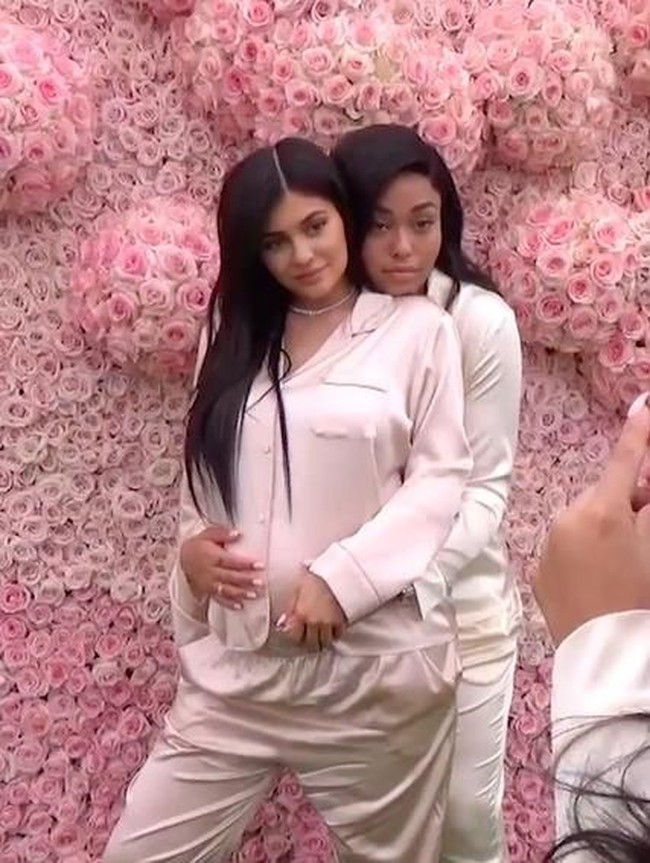 Semua tamu mengenakan piama satin keluaran brand Corey Lynn Calter seharga USD 356 atau sekitar Rp 4,8 juta. Foto: istimewa