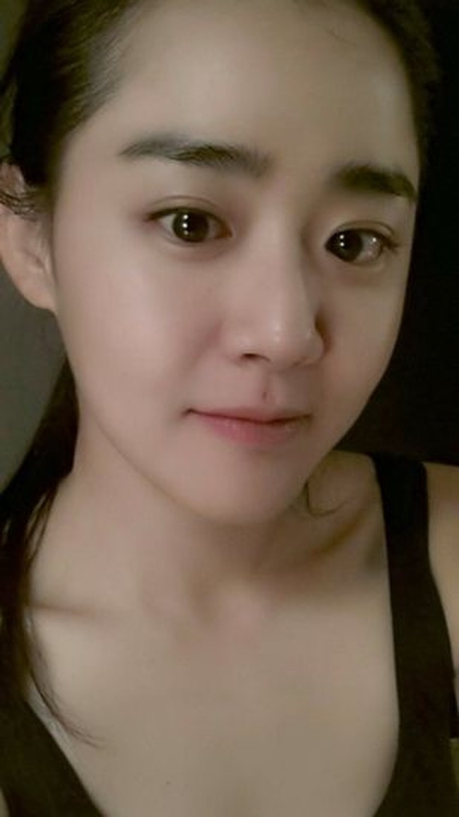 Moon Geun Young selalu mengaplikasikan sunblock saat berada di luar maupun di dalam ruangan. Menurutnya hal tersebut penting untuk menjaga kulit karena selalu terpapar sinar matahari maupun lampu studio. Foto: Istimewa