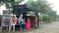 Selain menikmati beragam wahana, di sini juga ada warung-warung yang jual beragam makanan dan minuman. (Raja Adil Siregar/detikTravel)