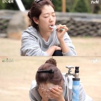 Aktris Park Shin Hye pernah jadi bintang tamu di variety show Three Meals A Day. Ia pun tetap terlihat cantik meskipun baru bangun tidur. Foto: Istimewa