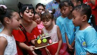 Chloe juga mengajak teman-temannya di sana untuk meniup lilinnya berbarengan.