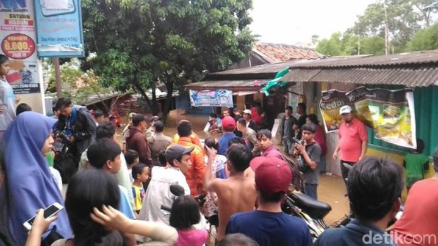 Pejaten Timur Jaksel Terendam Banjir, Warga Angkut Barang