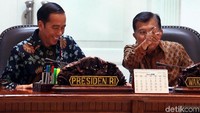 Jokowi memimpin rapat terbatas dengan didampingi Jusuf Kalla.