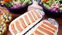 Gimana nggak kenyang kalau nasi kepalnya model begini? Telur dan dagingnya melimpah! Foto: Instagram @noriko0o