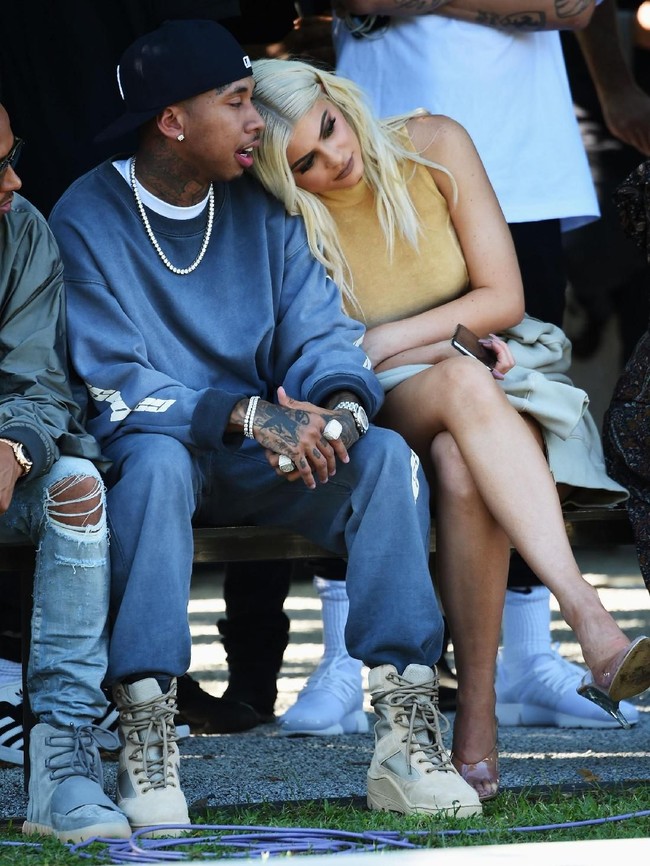Tak lama setelah itu, Tyga dan Kylie kembali pacaran. Dan di ulang tahun Kylie ke-19, lagi-lagi Tyga memberikan mobil mewah.  Foto: Getty Images
